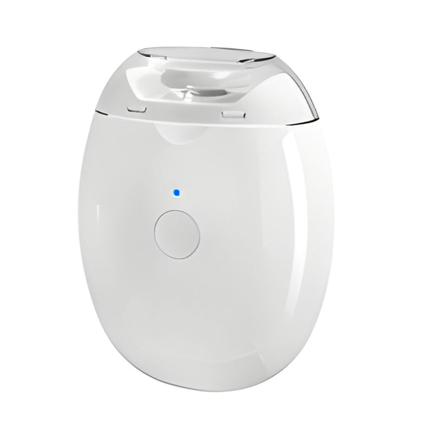 Vit elektrisk nagelklippare med genomskinlig kåpa och blå LED-indikator framifrån