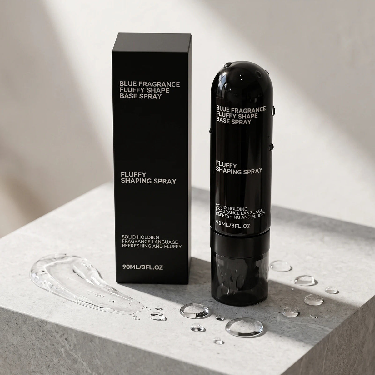 Fluffy Shaping Spray 90 ml i svart flaska bredvid förpackningen på en stenpiedestal