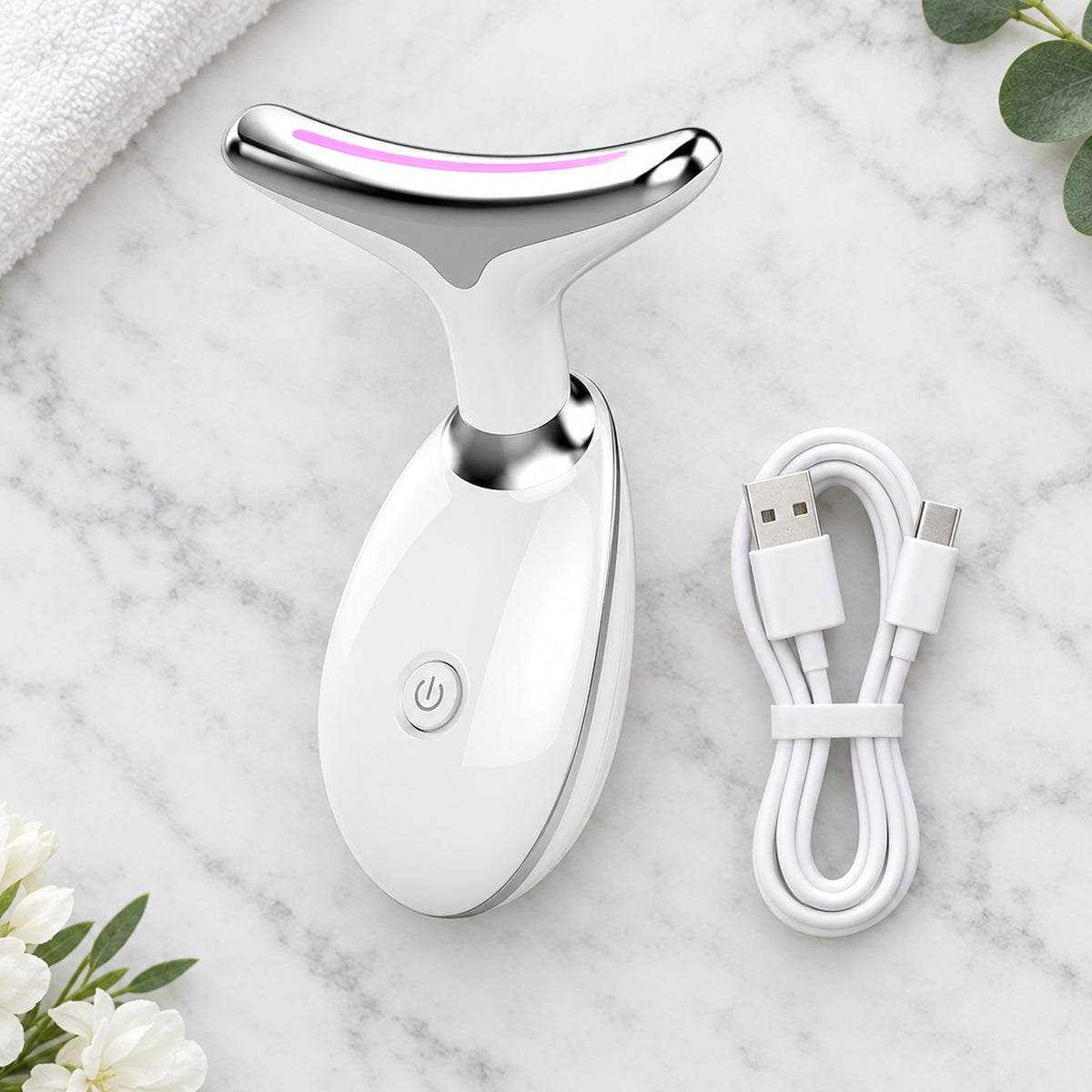 Vit apparat och USB-laddkabel på marmoryta sedd uppifrån