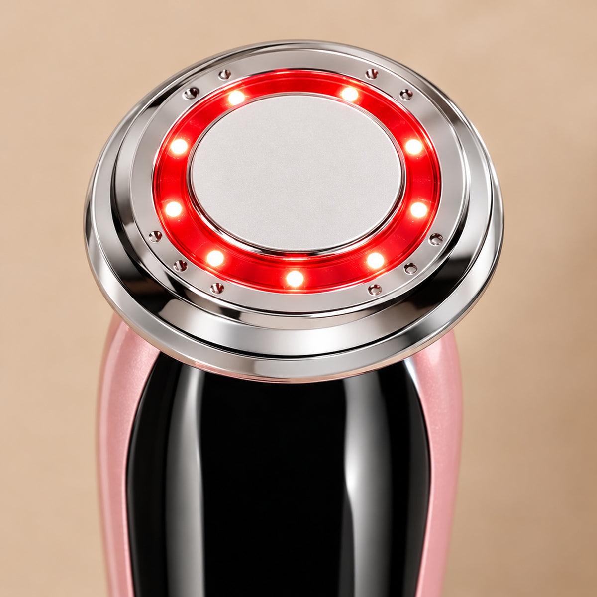 Närbild på LED-ring med rött ljus på rosa modell