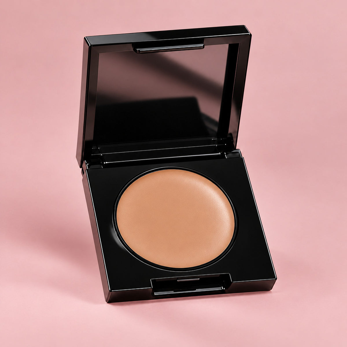 Öppen svart kompakt med beige concealerkräm i nyans Medium