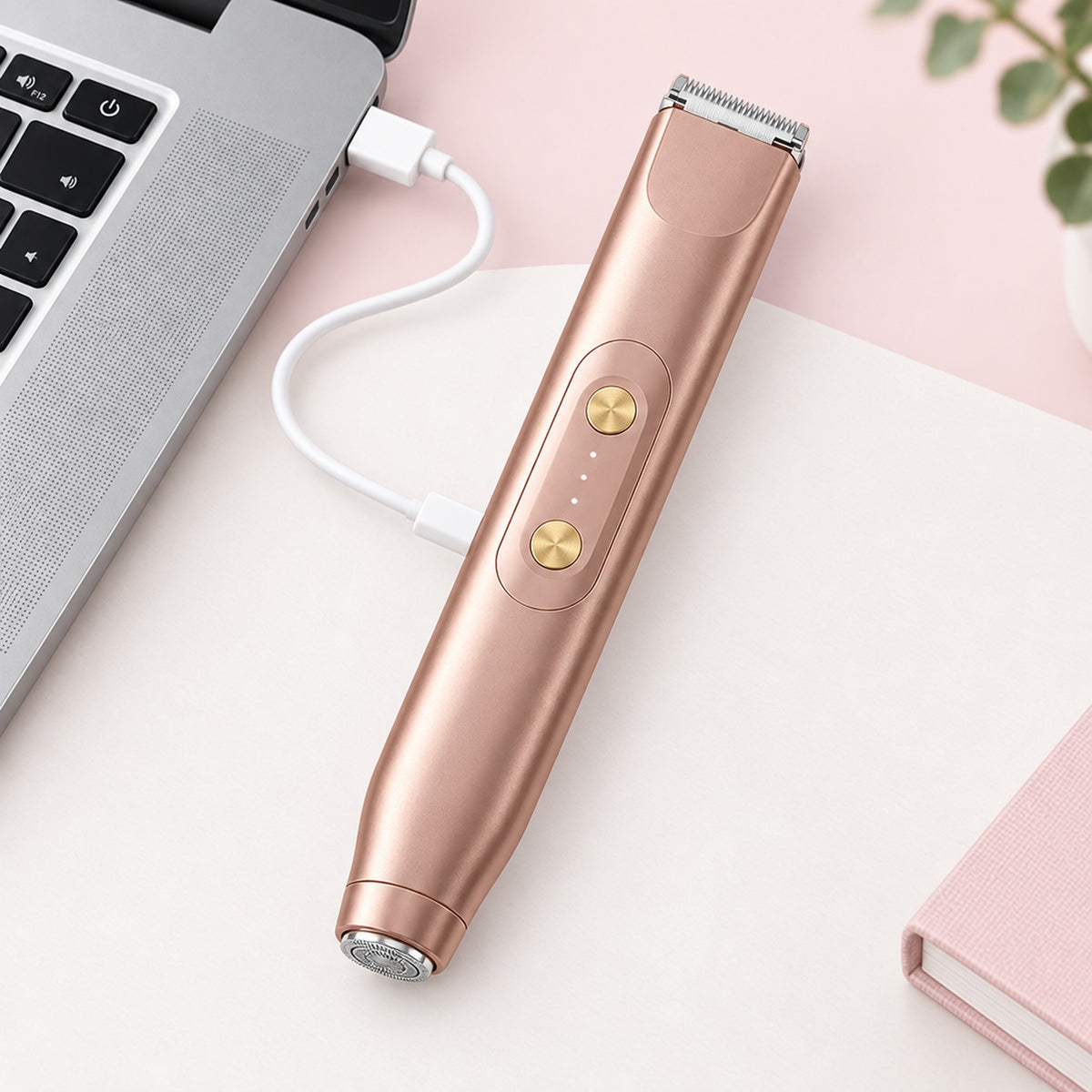 Rakapparat med USB-laddkabel vid laptop