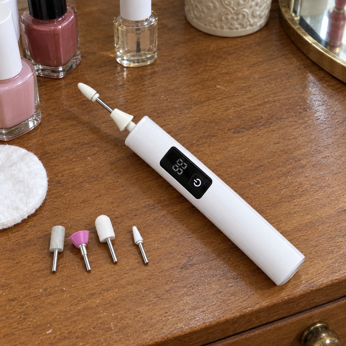 Nagelslip på sminkbord bredvid nagellack