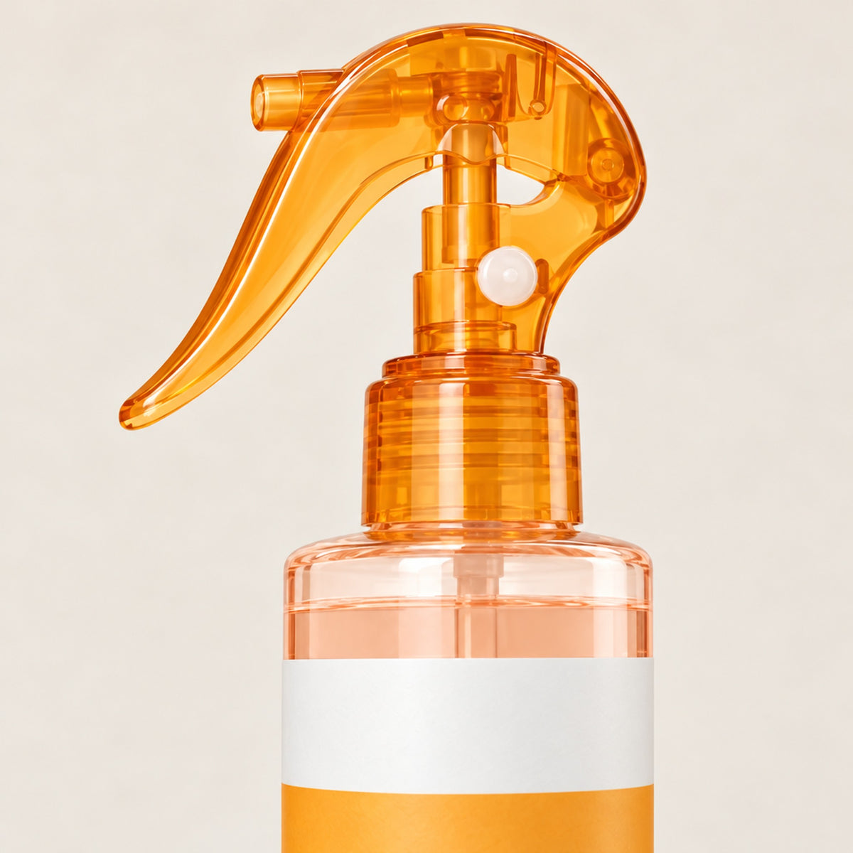 Närbild på orange sprayhuvud och flaskhals