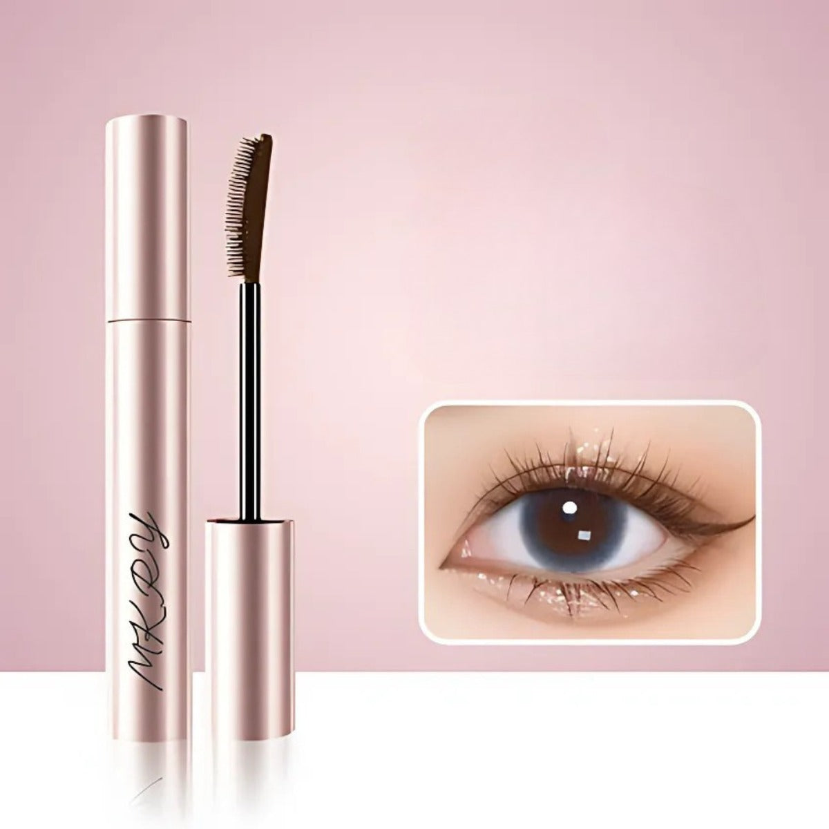 Brun mascara med böjd borste och roséguldfärgat rör