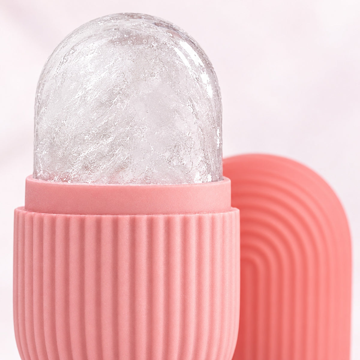 Närbild på ribbad rosa silikonbas och isdom