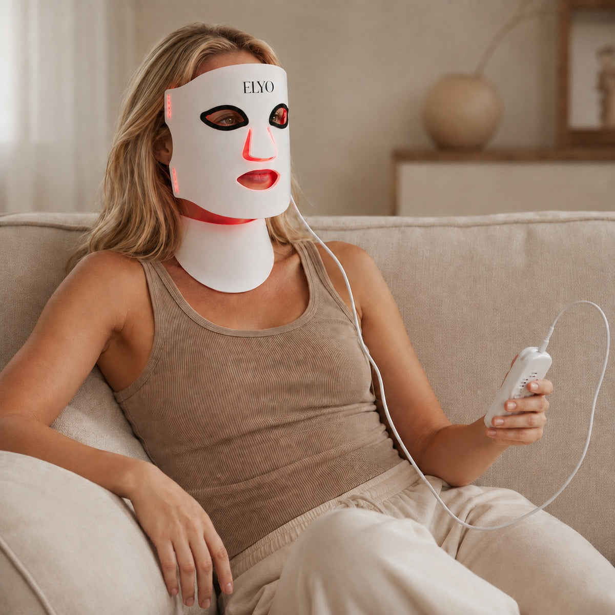 LED-mask med halsdel används i soffan med handkontroll