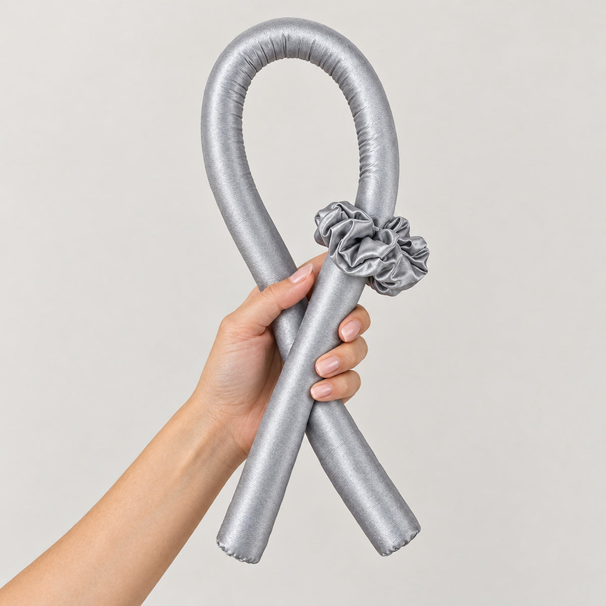Hand håller det böjbara lockbandet