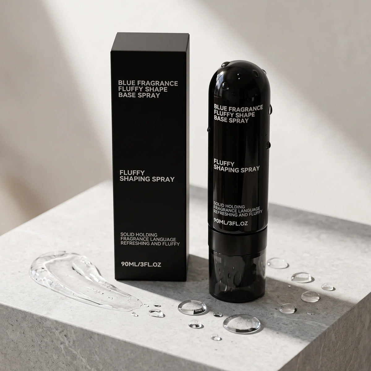 Sort flaske Fluffy Shaping Spray med emballage på stenpiedestal