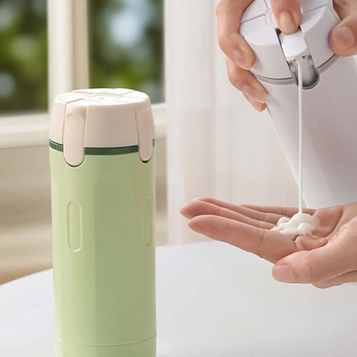 Hand pressar ut kräm ur vitt fodral bredvid grönt