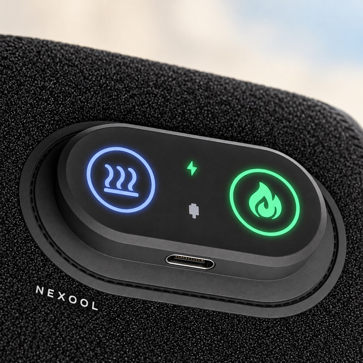 Närbild på kontrollpanel med två knappar och USB-C-port