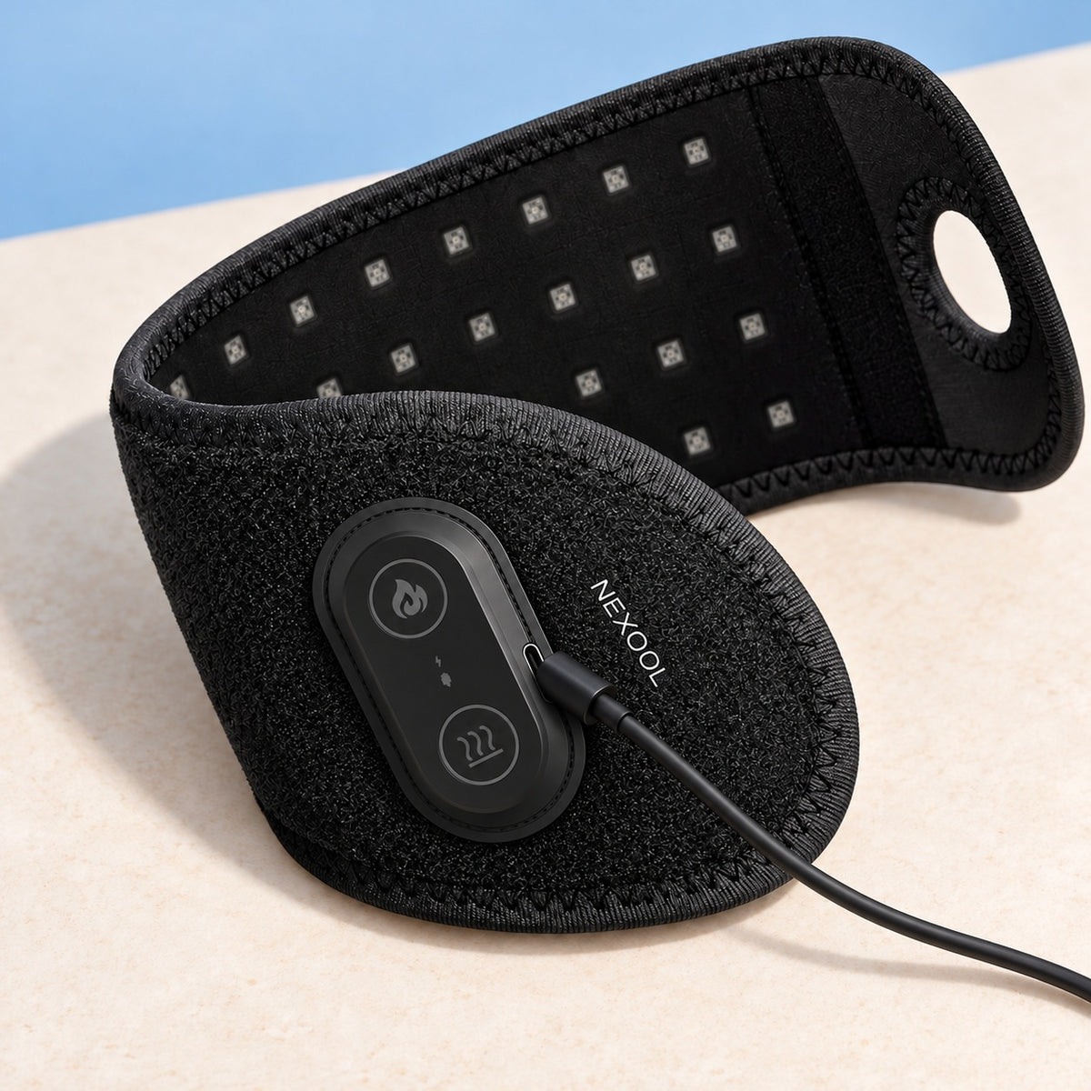 Handledsbandet laddas med USB-C-kabel på ljust underlag