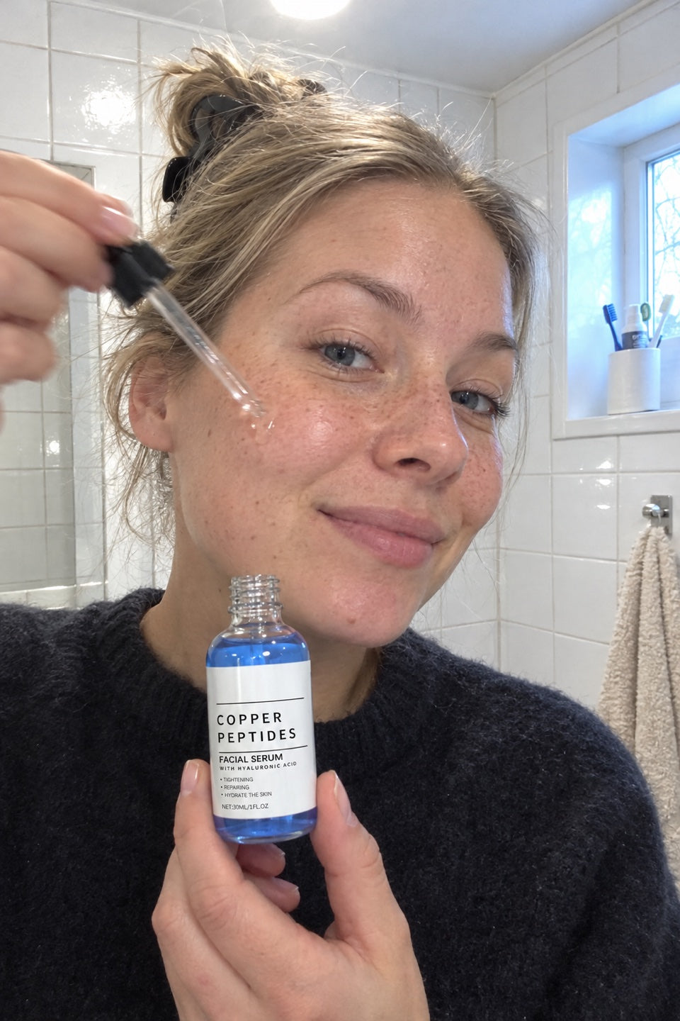 Måndagsmorgon och kopparserumet först ut. Två droppar, sen kräm ovanpå. Klart på en minut.