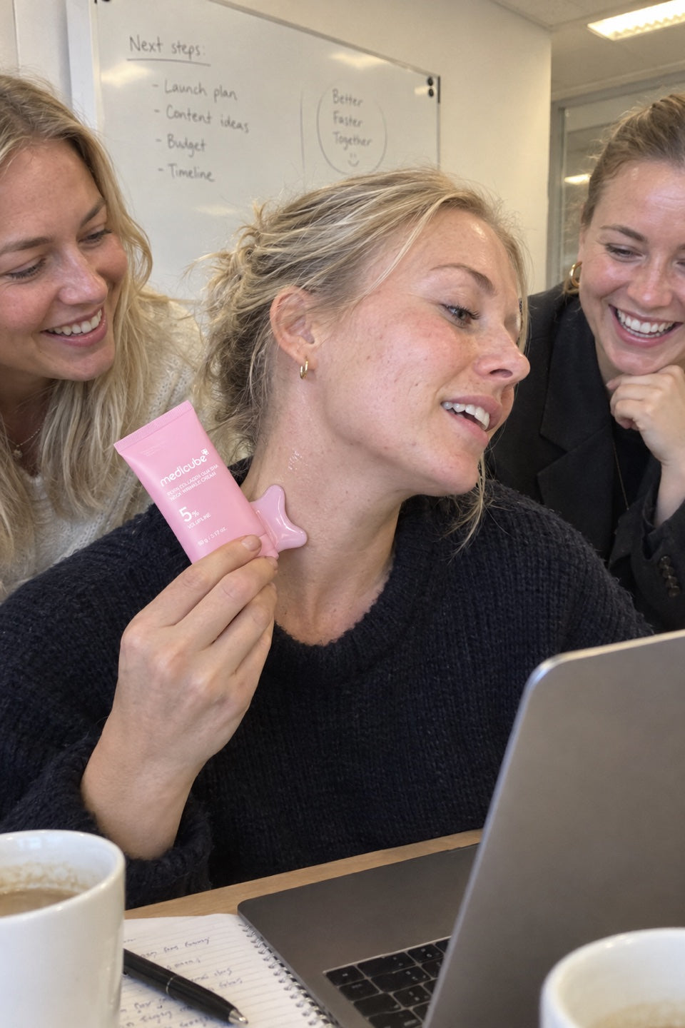 Produktmöte = alla testar halskrämen samtidigt 😅 Gua sha-spetsen vann.