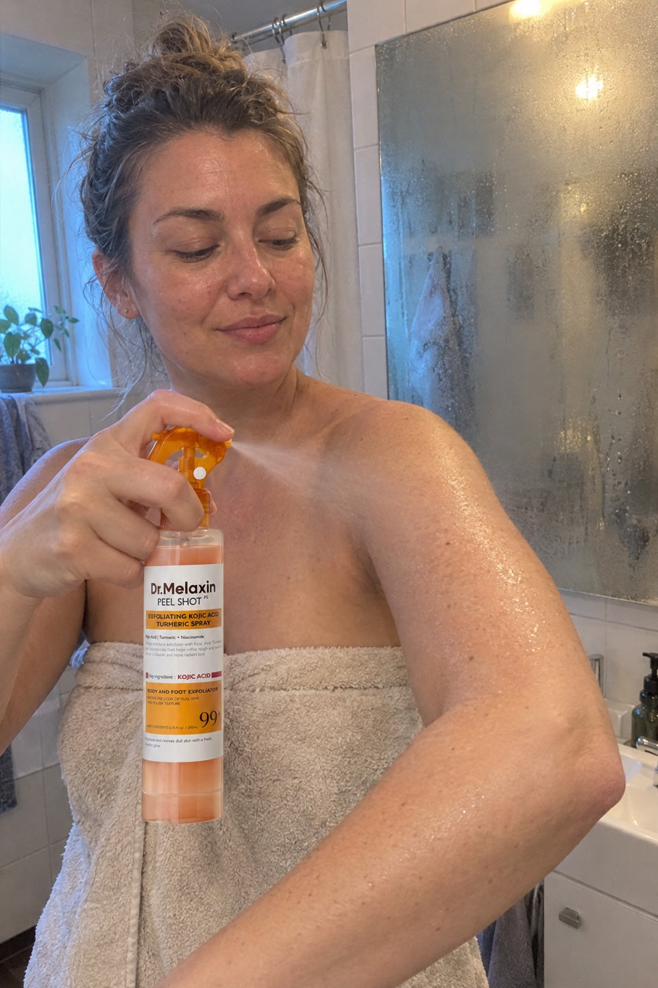 Sprayen åker fram efter duschen. Armbågar och knän först.
