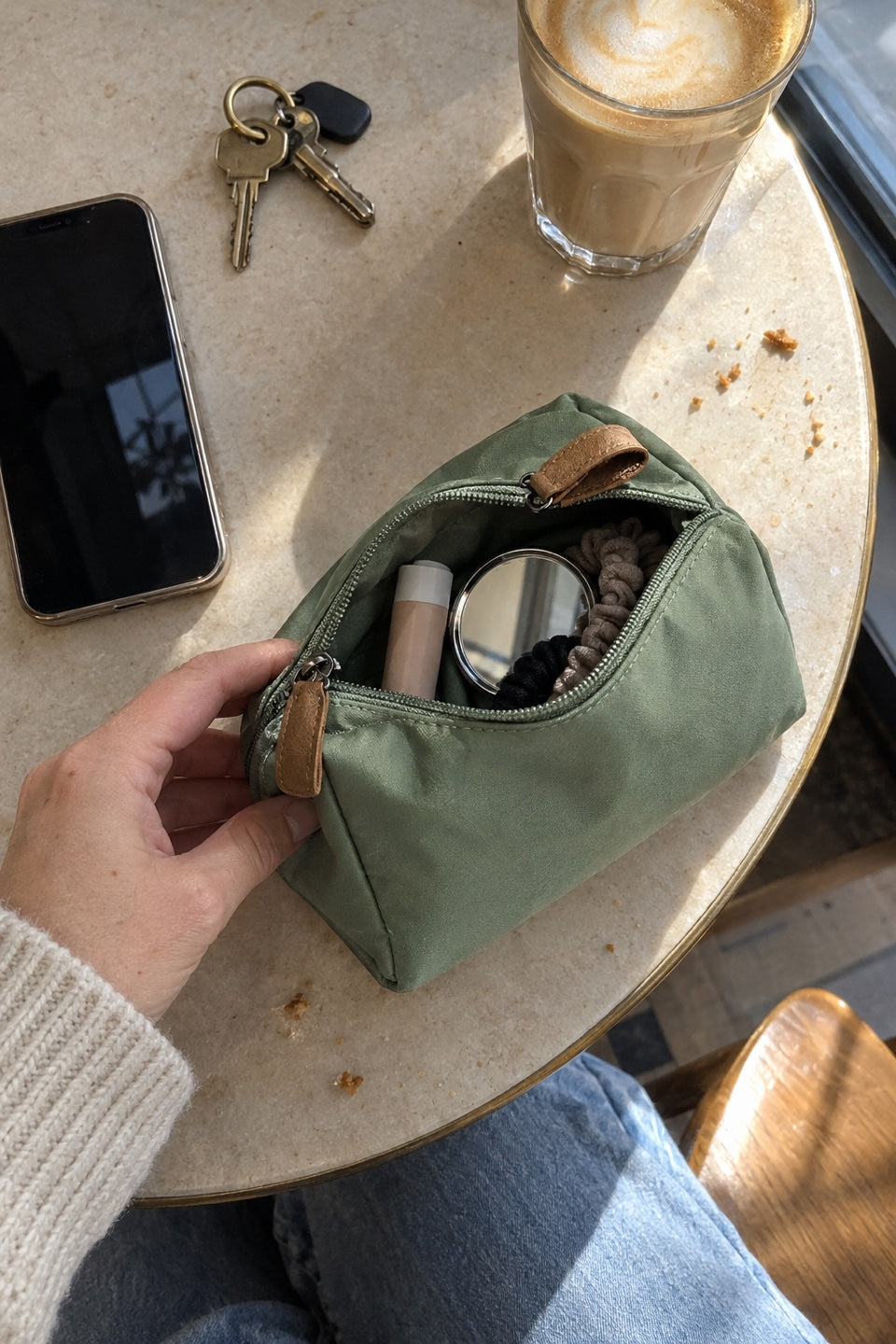 Det här bor i handväskan den här veckan 👜 Allt har en egen ficka.